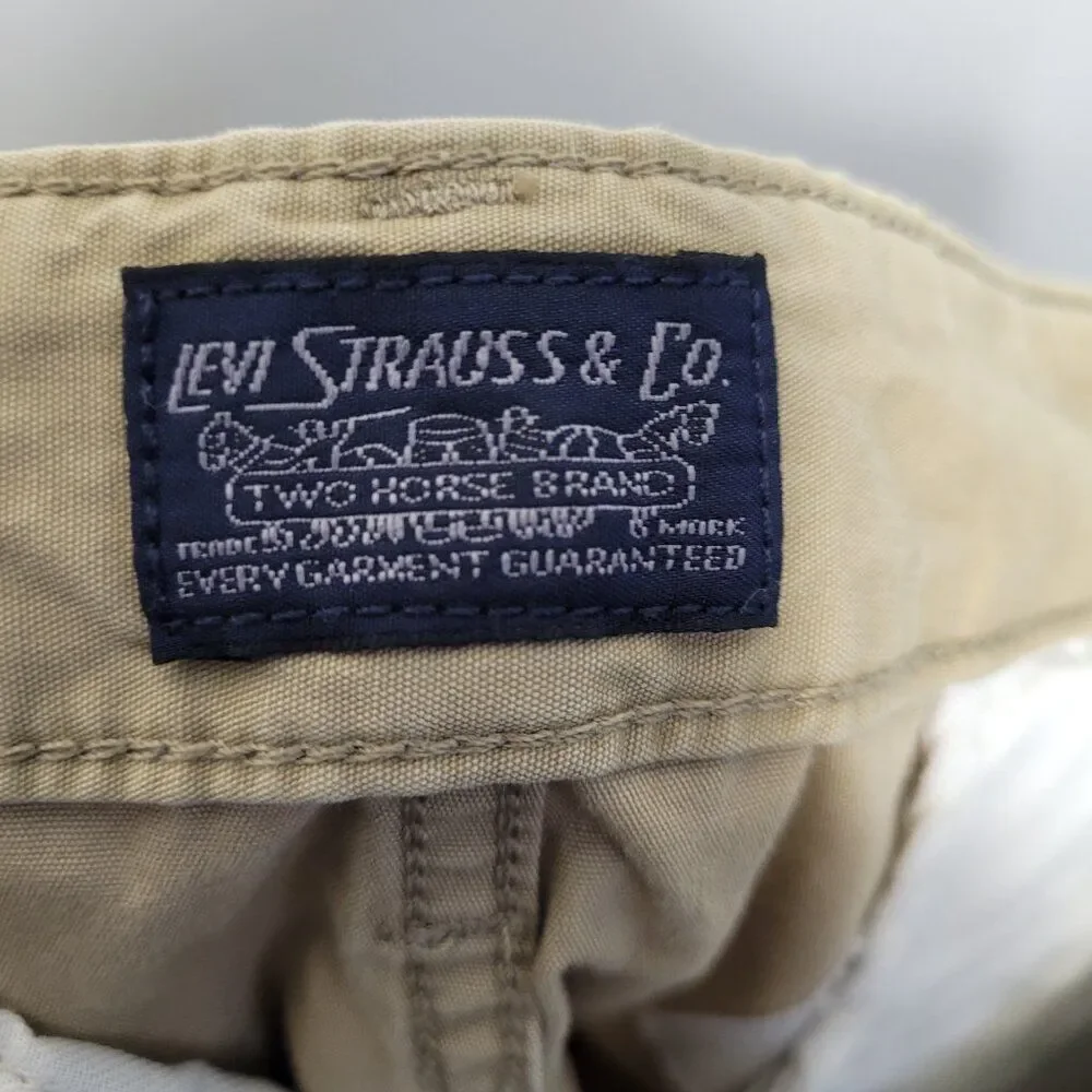 Levi's tan cargo pockets loose fit shorts size 38